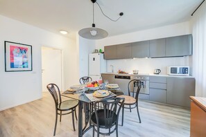 電冰箱、微波爐、烤箱、爐台