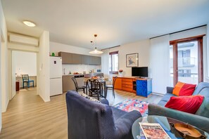 家庭公寓, 多间卧室, 冰箱和微波炉 (Domus Raffaella) | 起居区 | 21-英寸纯平电视（配备卫星频道）