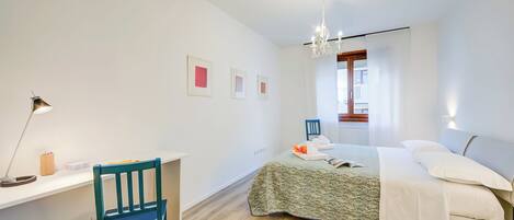 Familienapartment, Mehrere Schlafzimmer, Kühlschrank und Mikrowelle (Domus Raffaella) | 1 Schlafzimmer, kostenloses WLAN, Bettwäsche