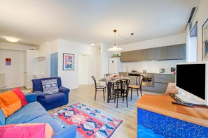 Apartamento familiar, varias habitaciones, frigorífico y microondas (Domus Raffaella) | Zona de estar | Televisión de pantalla plana de 21 pulgadas con canales por satélite