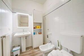 家庭公寓, 多间卧室, 冰箱和微波炉 (Domus Raffaella) | 浴室 | 淋浴设施、吹风机、坐浴桶、毛巾