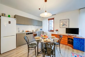 Apartamento familiar, varias habitaciones, frigorífico y microondas (Domus Raffaella) | Cocina privada | Frigorífico, microondas, horno y placa de cocina