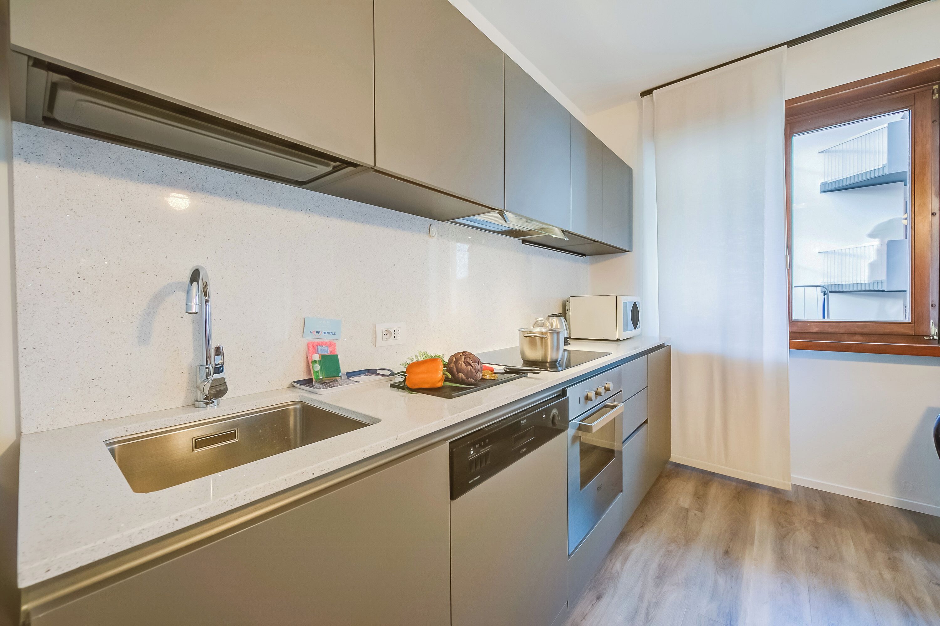 Căn hộ dành cho gia đình, nhiều phòng ngủ, tủ lạnh & lò vi sóng (Domus Raffaella) | Bếp riêng | Tủ lạnh, lò vi sóng, lò nướng, bếp nấu 