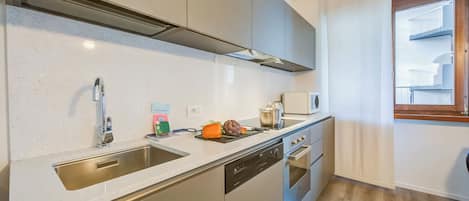 Căn hộ dành cho gia đình, nhiều phòng ngủ, tủ lạnh & lò vi sóng (Domus Raffaella) | Bếp riêng | Tủ lạnh, lò vi sóng, lò nướng, bếp nấu