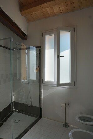 Bruser, hårtørrer, bidet, håndklæder