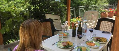 تناول الطعام بالخارج