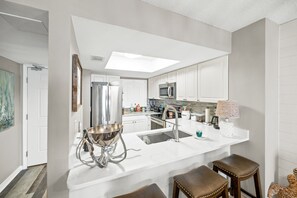 Kylskåp, mikrovågsugn, diskmaskin och kaffe- och tebryggare