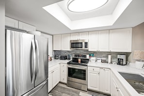 Refrigerador, microondas, lavavajillas, cafetera/tetera