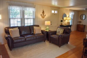 TV - Three bedroom home with direct access to Kelley's Pond! (West Dennis)