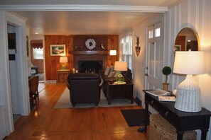 Interior - Three bedroom home with direct access to Kelley's Pond! (West Dennis)