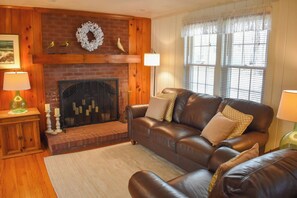 TV - Three bedroom home with direct access to Kelley's Pond! (West Dennis)