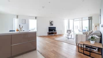 Apartment | Living area | 37-inch TV with satellite channels, Netflix, streaming services