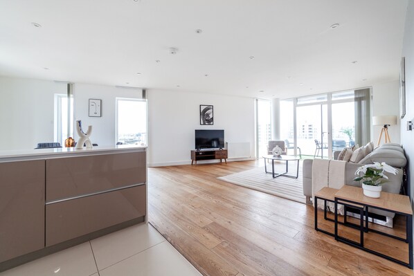 Apartemen | Area keluarga | Televisi 37-inci dengan saluran TV satelit dan Netflix