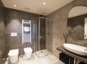 Deluxe Room | Bathroom | Free toiletries, hair dryer, slippers, bidet - SAN CARLO SUITE TORINO (Turin)