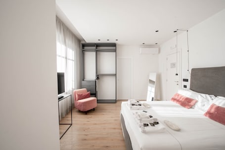 1 habitación, caja de seguridad en la habitación y escritorio
