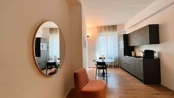 Habitación Deluxe | Área de sala de estar | Televisión de pantalla plana