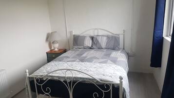 3 makuuhuonetta, silitysrauta/-lauta, Wi-Fi, vuodevaatteet