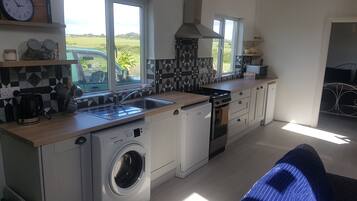 Microondas, horno, parrilla de estufa y lavavajillas