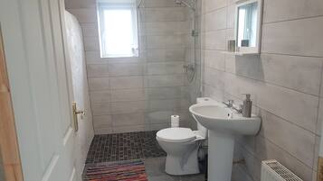 Hiustenkuivaaja, pyyhkeet, vessapaperi