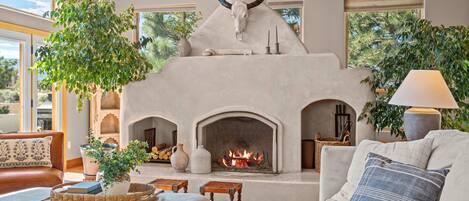 TV connectée, cheminée, jeux vidéo, livres