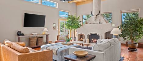 Älytelevisio, takka, videopelejä, kirjoja