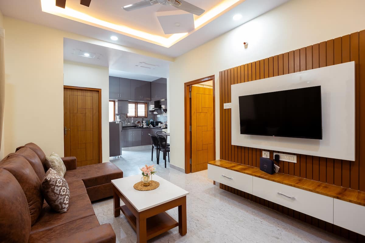 Executive Apartment | Living area | Flat-screen TV