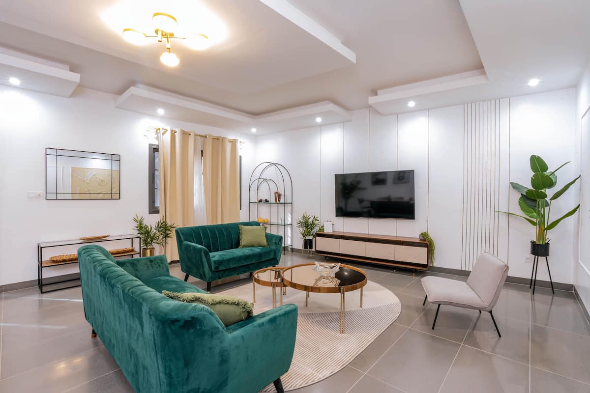 Exclusive Apartment | Ruang tamu | 32 inci sebuah televisyen pintar dengan digital 