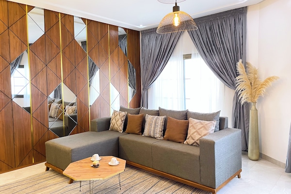 Apartemen Khas | Area keluarga | Smart TV 32-inci dengan saluran TV digital