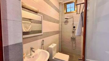 Shower, rainfall showerhead, free toiletries, towels