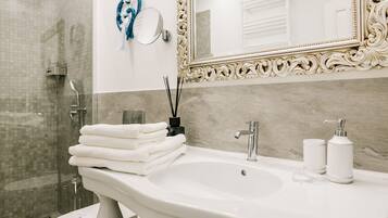 Single Room | Bathroom | Shower, rainfall showerhead, hair dryer, slippers