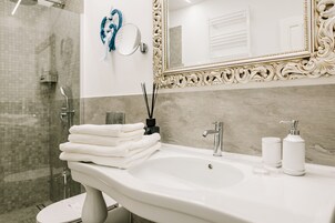 Ducha, cabezal de ducha tipo lluvia, secador de pelo, pantuflas