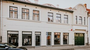 A two-story building with large windows and a green door. - Casa Gallo-Adults Only Sibiu (Sibiu)