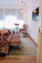 Minibar, caja de seguridad en la habitación y decoración personalizada