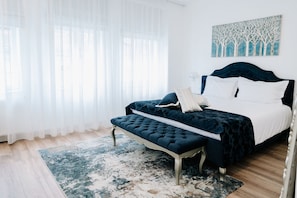 Habitación doble Deluxe, 1 cama King size | Minibar, caja de seguridad en la habitación y decoración personalizada