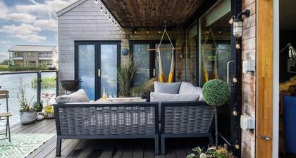 Mallard | Lakehouse Cotswolds Stay + Hot Tub