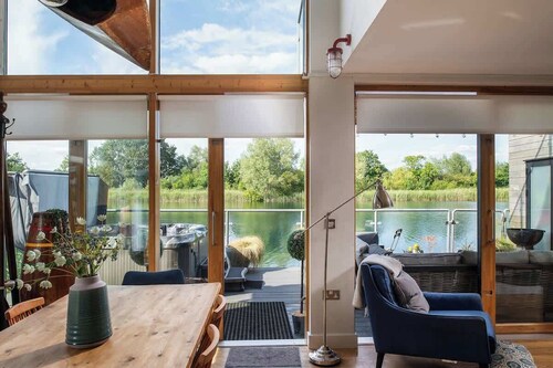Mallard | Lakehouse Cotswolds Stay + Hot Tub