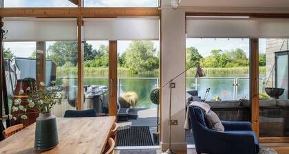 Mallard | Lakehouse Cotswolds Stay + Hot Tub