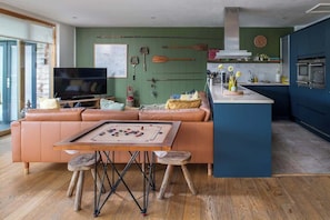 Télévision, livres, espaces bureaux