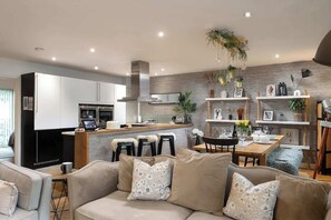 TV, books, offices - Kingfisher (Cerney Wick)