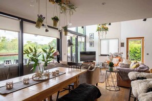 Een televisie, boeken en een kantoor