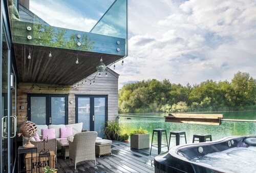 Kingfisher | Cotswold Lakehouse | Hot Tub & Kayak