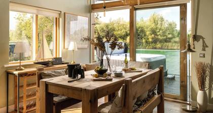 Libelle | Lakeside Retreat with Hot Tub & Kayak