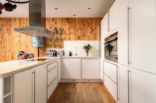 Libelle | Lakeside Retreat with Hot Tub & Kayak