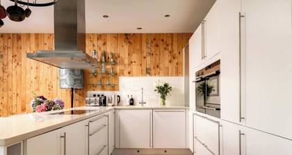 Libelle | Lakeside Retreat with Hot Tub & Kayak