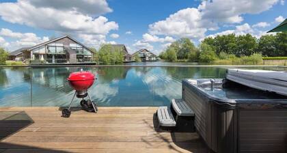 Grebe Lodge | Cotswold Lakehouse & Hot Tub