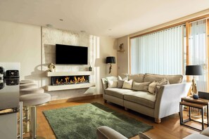TV, libri, impianto stereo, studio