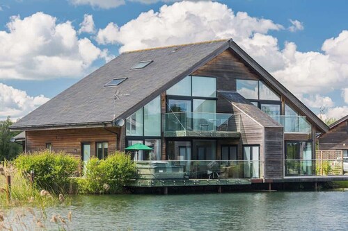 Grebe Lodge | Cotswold Lakehouse & Hot Tub