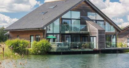 Grebe Lodge | Cotswold Lakehouse & Hot Tub
