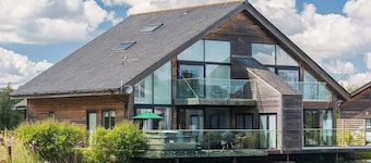 Grebe Lodge | Cotswold Lakehouse & Hot Tub