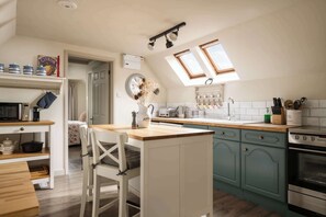 Réfrigérateur, four à micro-ondes, un four, surface de cuisson